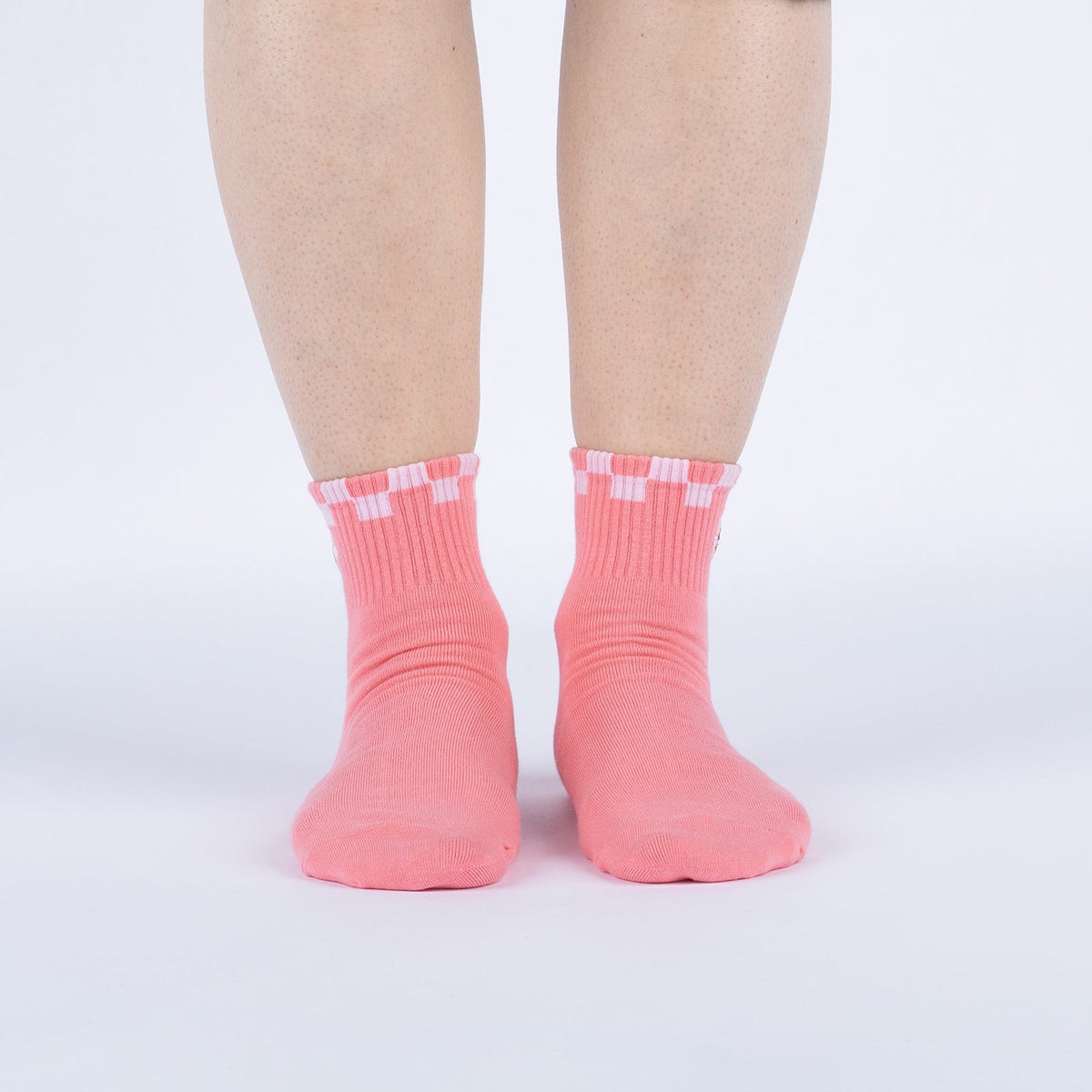 Eye Feel Seen quarter socks – model front view